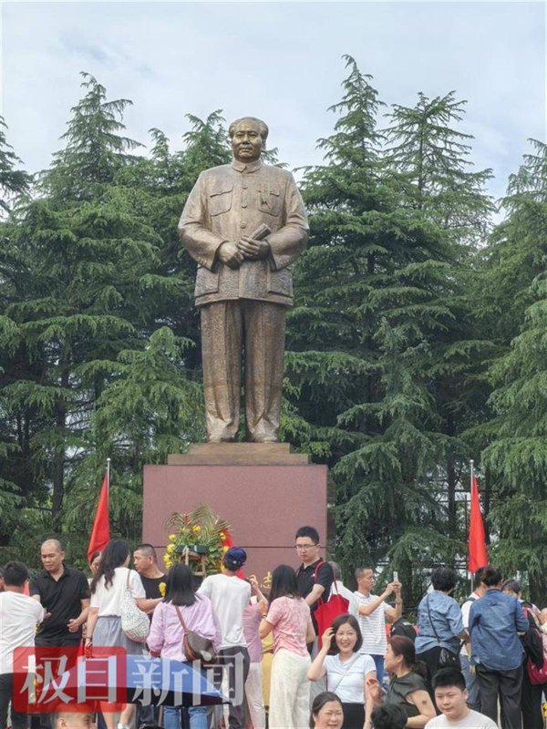 镕盛配资 八旬退休教师坐着轮椅到韶山游览，女儿：父亲喜欢毛主席诗词