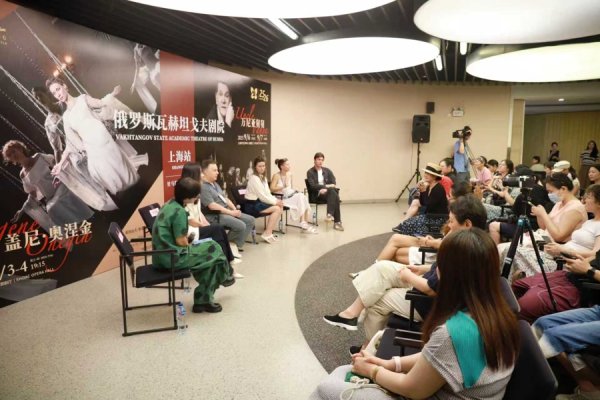 汇巨福配资 图米纳斯与瓦赫坦戈夫剧院版《万尼亚舅舅》首秀申城，东艺“大招”纷至沓来